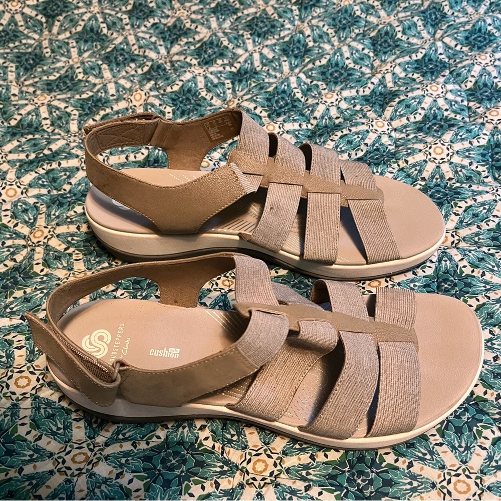 Clarks Cloudsteppers Women's Sandals in Beige, size 11.